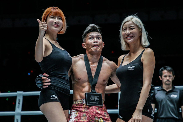 Adrian "Papua Badboy" Mattheis merayakan kemenangan di ONE Championship. Foto: ONE Championship