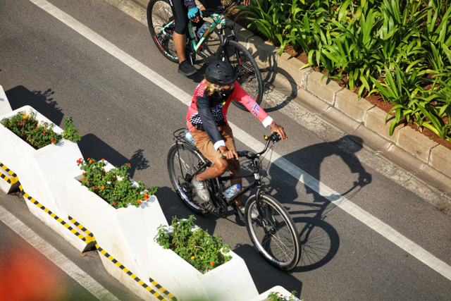 Warga bersepeda melintasi jalur sepeda di kawasan Sudirman, Jakarta, Minggu (3/10/2021). Foto: Aditia Noviansyah/kumparan