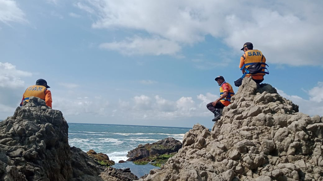 Proses pencarian anggota Polres Kulon Progo yang jatuh dari tebing di Pantai Gunungkidul saat memancing. Foto: istimewa 