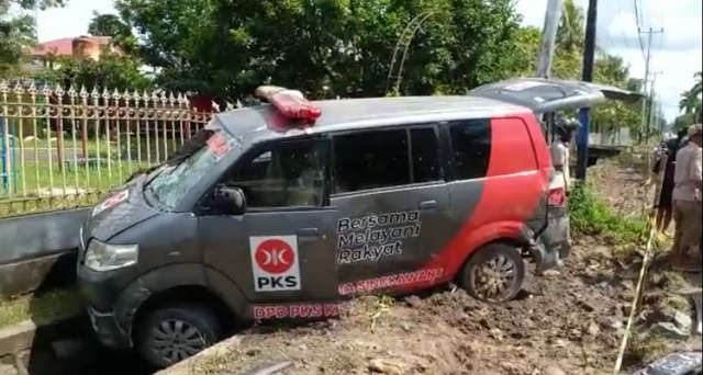 Ambulans milik PKS Singkawang ditabrak lari hingga masuk parit. Saat kejadian, ambulans ini sedang membawa jenazah untuk diantarkan dari RS Abdul Aziz ke Setapuk. Foto: Dok Hi!Pontianak