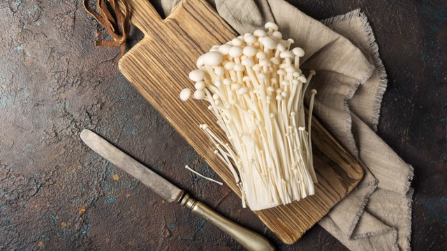 Ilustrasi jamur enoki. Foto: Shutter Stock