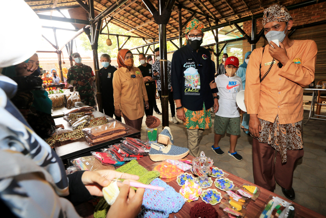 Menteri Pariwisata dan Ekonomi Kreatif/Kepala Badan Pariwisata dan Ekonomi Kreatif Sandiaga Salahuddin Uno memberikan bantuan modal Rp3 juta secara langsung kepada emak-emak pelaku UMKM emping Ibu Lampung. Foto: Dok. Kemenparekraf