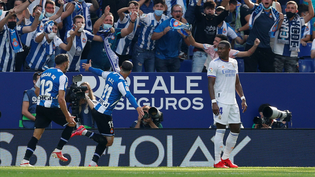 Selebrasi pemain Espanyol Raul de Tomas usai mencetak gol ke gawang Real Madrid pada pertandingan lanjutan Liga Spanyol di RCDE Stadium, Cornella de Llobregat, Spanyol. Foto: Albert Gea/REUTERS