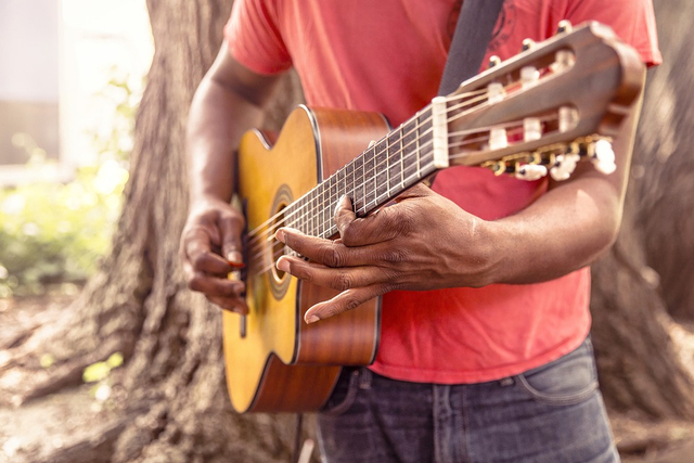 Ilustrasi bermain gitar sekaligus menyanyikan sebuah lagu. Foto: Pixabay