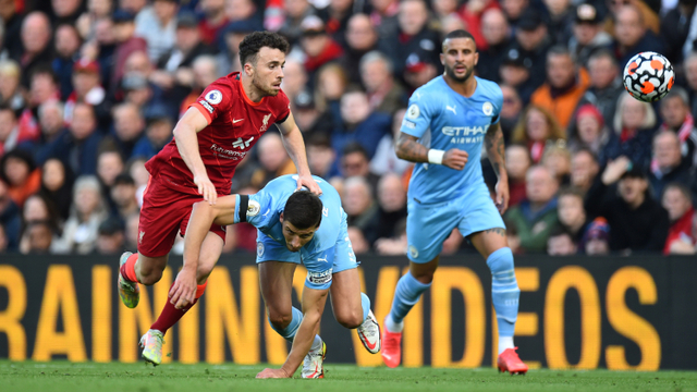 Pemain Liverpool Diogo Jota berebut bola dengan pemain Manchester City Ruben Dias pada pertandingan lanjutan Liga Inggris di Anfield, Liverpool, Inggris. Foto: Peter Powell/REUTERS