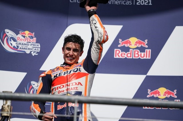 Pebalap Tim Repsol Honda, Marc Marquez merayakan kemenangannya saat balapan MotoGP Red Bull Grand Prix Amerika di Sirkuit Amerika. Foto: Honda Racing Corporation