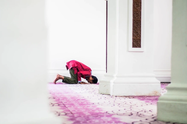 Sholat. Foto: Unsplash