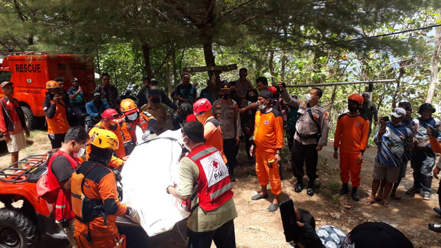 Suasana penemuan jenazah anggota Polres Kulon Progo yang jatuh dari tebing di Pantai Gunungkidul saat memancing, Senin (4/10/2021). Foto: istimewa