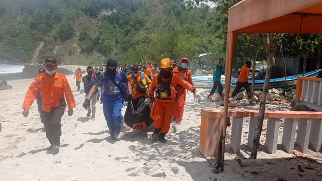 Tim SAR saat mengevakuasi jenazah anggota Polres Kulon Progo yang jatuh dari Tebing Grendan Gunungkidul saat memancing. Foto: istimewa.