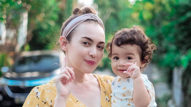 Si Kecil Suka Makan Salmon seperti Anak Rianti Cartwright, Apa Manfaatnya? Foto: Instagram/@riantic