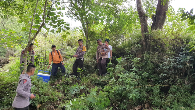 Detik-detik bahan peledak seberat 35 kilogram berhasil dievakuasi tim Densus 88 Antiteror, Brimob Polda Jawa Barat, bersama tim Taman Nasional Gunung Ciremai (TNGC), di kaki Gunung Ciremai, Majalengka, Jawa Barat pada Jumat (1/10/2021). FOTO: Istimewa/HUMAS POLRES MAJALENGKA
