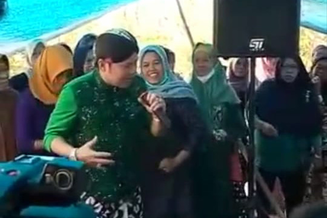 Tangkapan layar video Dimas Tedjo bernyanyi di depan ibu-ibu di acara hajatan yang diduga digelar oleh anggota Satpol PP Gunungkidul. Foto: istimewa