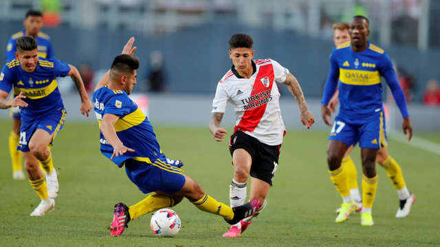 Pemain River Plate Jorge Carrascal berusaha melewati pemain Boca Juniors pada pertandingan Divisi Primera di Estadio Monumental, Buenos Aires, Argentina. Foto: Agustin Marcarian/REUTERS