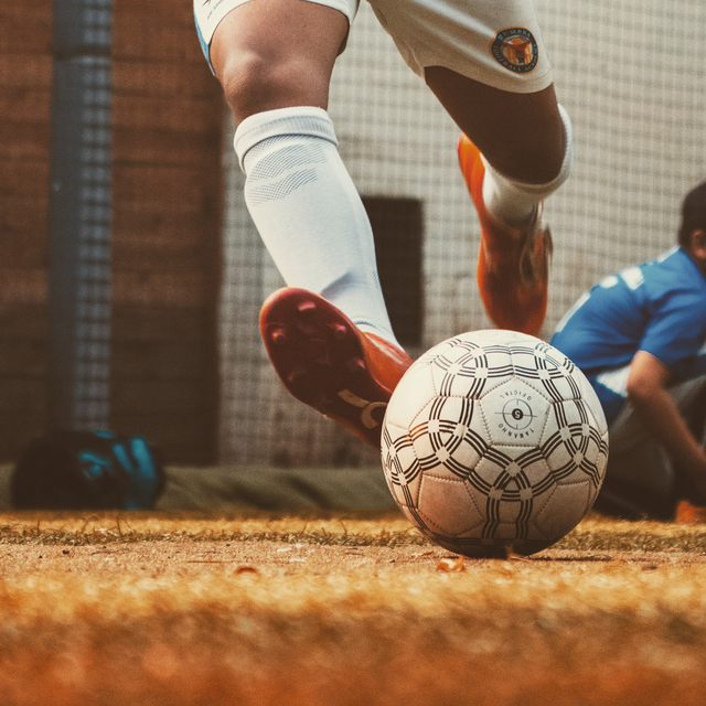 Ilustrasi menendang bola dengan kaki bagian luar, sumber foto: https://unsplash.com/