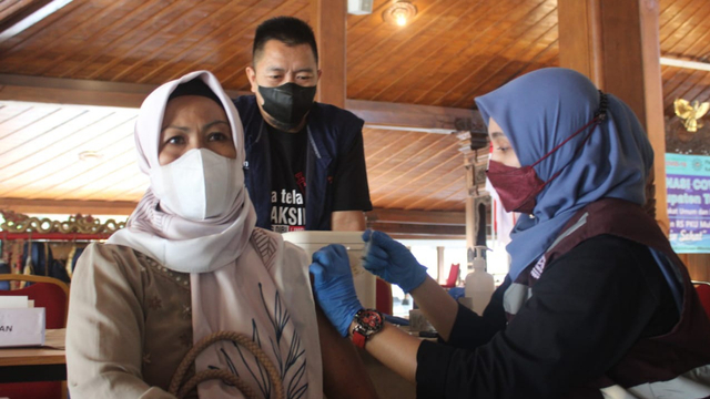 Petugas medis melakukan vaksinasi yang digelar Muhammadiyah Covid-19 Command Center (MCCC) Kabupaten Temanggung, Jawa Tengah di Penopo Pengayoman, Senin (4/10/2021). Foto: ari/Tugu Jogja