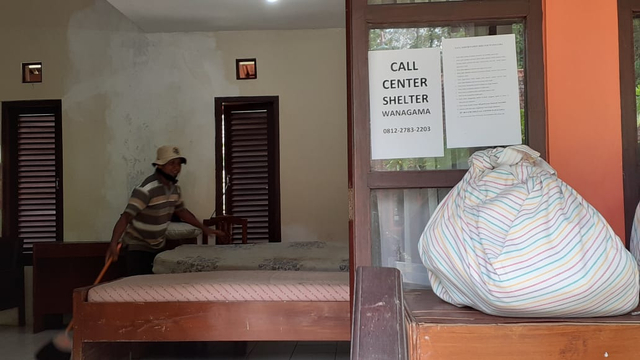Seorang petugas membersihkan shelter wanagama Gunungkidul. Foto: Erfanto/Tugu Jogja.