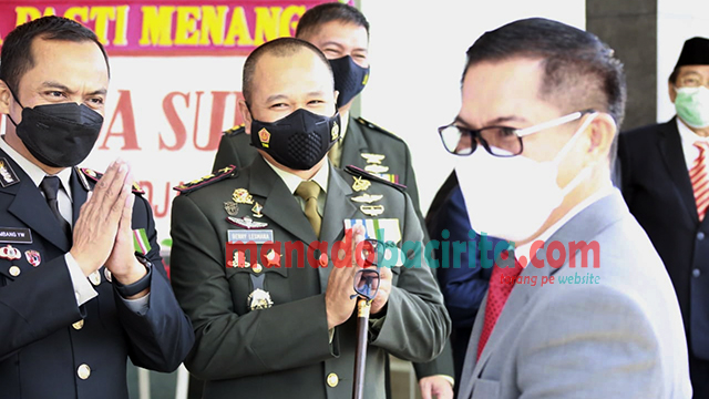 Bupati Minut, Joune Ganda, saat upacara peringatan HUT ke-76 TNI di Kodam XIII/Merdeka