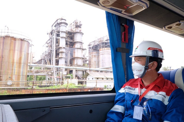 Komisaris Utama PT Pertamina (Persero) Basuki Tjahaja Purnama atau Ahok di Kilang Plaju, Palembang, Sumatera Selatan. Foto: @basukibtp