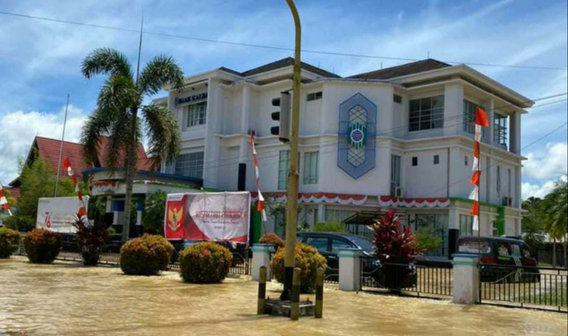 Kantor Bank Kalbar di Putussibau terendam banjir. Foto: Dok. Bank Kalbar