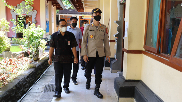 Kapolres Buleleng AKBP Andrian Pramudianto (kanan) sidak PTM di sekolah-sekolah. Foto: Dok. Polres Buleleng