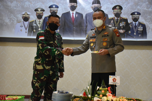 Kapolres Sintang AKBP Ventie berikan potongan kue ke Dandim 1205/Stg memeriahkan HUT TNI ke-76. Foto: Kris