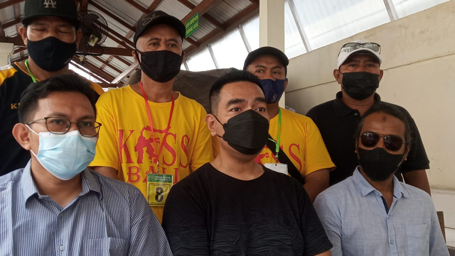  Artis Raynold Surbakti (kaos hitam) saat berada di PN Denpasar, Bali - IST