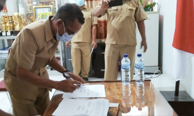 Silvester Samun saat menandatangani SK pemberhentian dari Kadis Pendidikan Lembata. Foto : Teddi Lagamaking