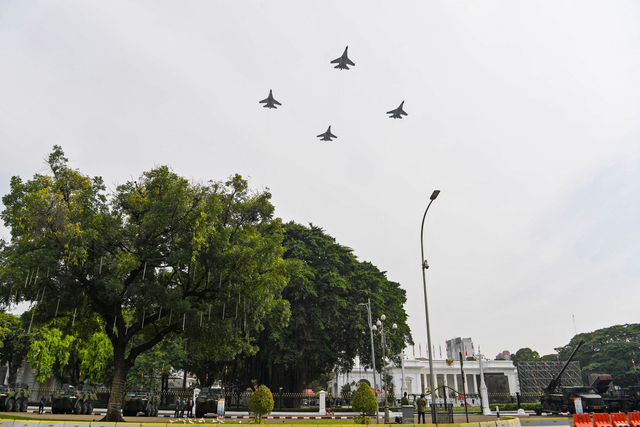 Pesawat tempur Sukhoi SU-27/30 "Bajra Flight"  terbang di atas Istana Merdeka saat Upacara Peringatan HUT TNI ke-76 di Jakarta, Selasa (5/10/2021).  Foto: Hafidz Mubarak A/ANTARA