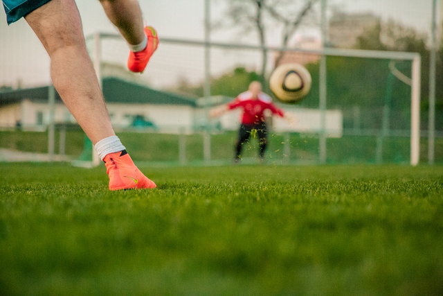 Gerakan Menendang Bola. (Foto: https://pixabay.com)