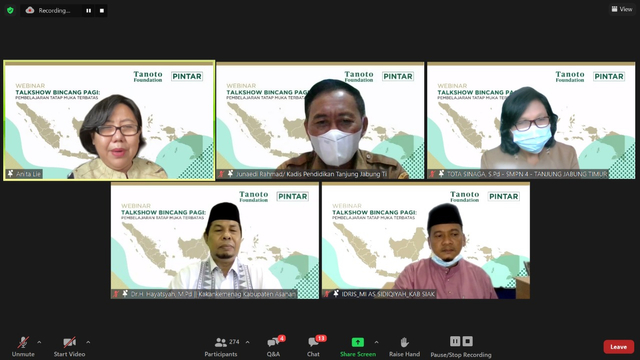 Dr. H. Hayatsyah, M.Pd mengungkapkan tip pembelajaran tatap muka terbatas dalam acara webinar Tanoto Foundation yang membahas PTM terbatas.