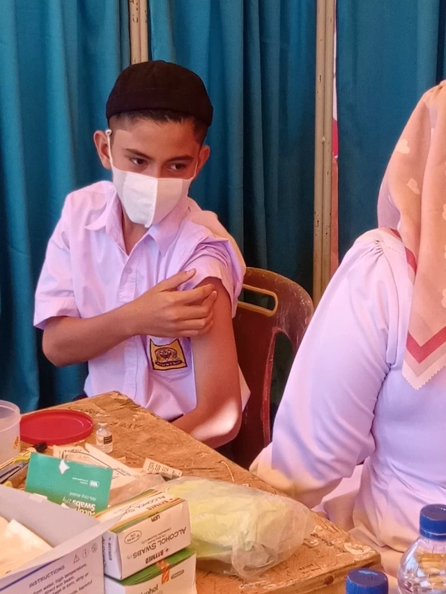 Santri Dayah Modern/Ponpes Bahrul Ulum Islamic School (Bulisc) Meulaboh, Aceh Barat, menjalani vaksinasi COVID-19 yang digelar Badan Intilijen Negara (BIN). Foto: Dok. acehkini