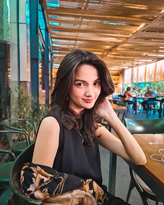 Ota-onalari yoqligida ular uyda sikishadi.