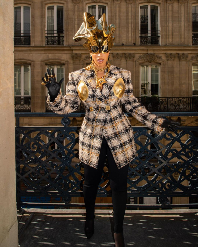 Gaya Card B di Paris Fashion Week Pakai Jaket Beraksen Payudara Emas. Foto: Instagram/@iamcardib