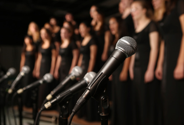 Ilustrasi teknik bernyanyi secara unisono dalam paduan suara. Sumber: Unsplash