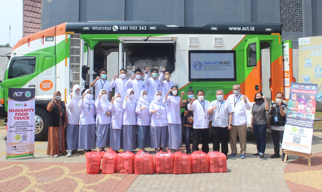 Siswa-siswi SMA Labschool Cirendeu berfoto di depan Humanity Food Truck bersama tim ACT di halaman sekolah, pada Jum'at (1/10). Foto: Fachri/ACT