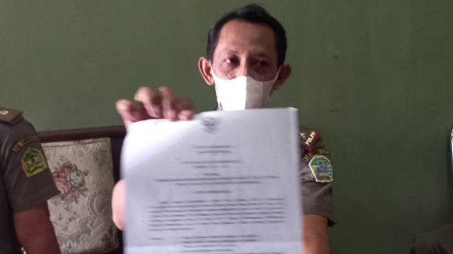 Satpol PP Gunungkidul memanggil salah seorang anggotanya yang kedapatan gelar hajatan dan langgar aturan PPKM Level 3. Foto: Erfsnto/Tugu Jogja