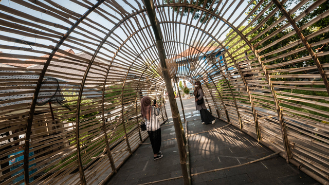 Pengunjung berswafoto di dalam di instalasi bambu bubu di Museum Multatuli, Lebak, Banten, Selasa (5/10/2021). Foto: Muhammad Bagus Khoirunas/ANTARA FOTO