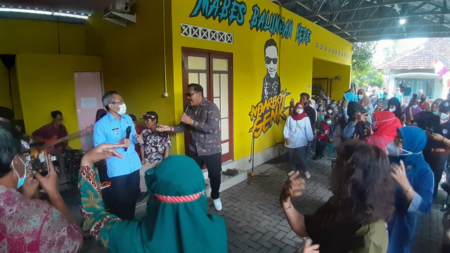 Syukuran usai Ndarboy Genk berhasil menyabet penghargaan Penyanyi Ambyar Pria Terbaik 2021 oleh salah satu stasiun TV. Foto: Erfanto/Tugu Jogja