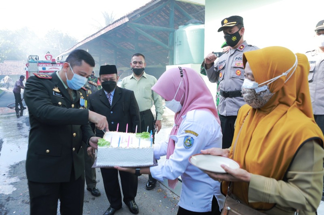 HUT ke – 76 TNI, Polres Situbondo dan Forkopimda Beri Kejutan untuk Jajaran TNI