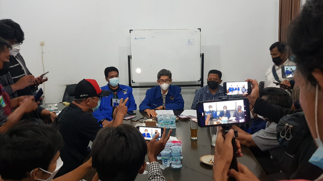 Dewan Pimpinan Cabang (DPC) Partai Demokrat Kabupaten Indramayu saat menggelar jumpa pers di raung fraksi demokrat DPRD Indramayu pada Selasa (05/10/2021). (Tomi Indra)