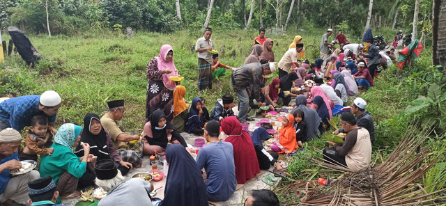 Warga duduk bersama untuk membaca doa tolak bala dan makan di bawah langit. Foto: M.Zain/Hi!Pontianak