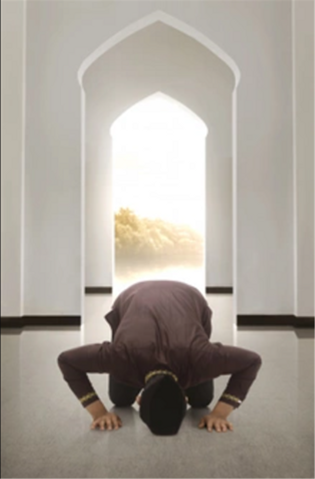 Ilustrasi laki-laki melaksanakan sholat qabliyah. Sumber: https://www.freepik.com/