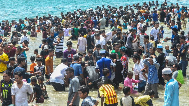 Tolak Bala, Ribuan Umat Muslim Mandi Safar di Teluk Palu. Foto: Tim Palu Poso