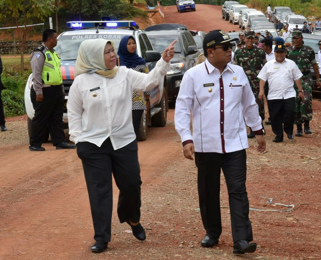 Bupati Kotawaringin Barat, Hj Nurhidayah dan Wakil Bupati Kotawaringin Barat Ahmadi Riansyah. Foto: Prokom Kobar