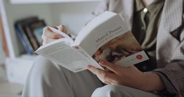 ilustrasi contoh kalimat yang menggunakan huruf kapital secara benar dan secara salah, sumber gambar: https://www.pexels.com/