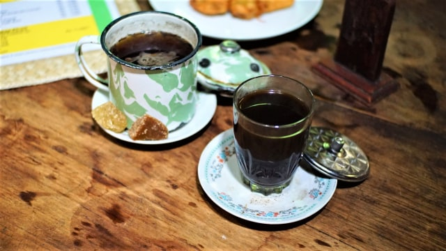 Ilustrasi warung kopi. Foto: Azalia Amadea/Kumparan