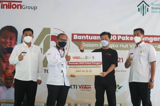 Direktur Eksekutif Rumah Sosial Kutub bersama Direktur Manufaktur Vinilon Group dengan didampingi Camat Cileungsi dan Kepala Desa Limus Nunggal. Foto: Dok. Rumah Sosial Kutub
