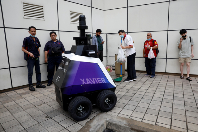 Robot otonom Xavier berpatroli di mal lingkungan untuk mendeteksi perilaku sosial warga dalam langkah-langkah keamanan COVID-19 di Singapura. Foto: Edgar Su/REUTERS