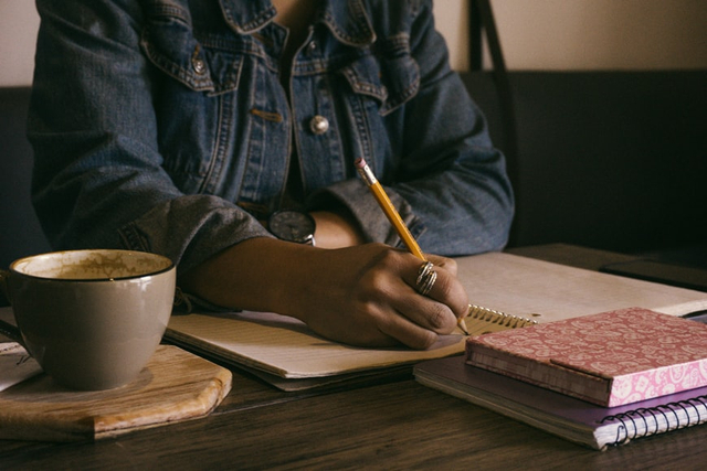 Ciri umum puisi rakyat dapat dibagi sesuai dengan jenisnya. Foto: Unsplash