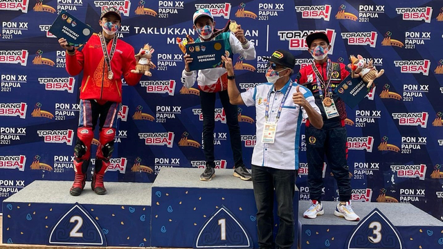 Pebalap asal Sulawesi Barat, Fahmi Basam, mempersembahkan medali emas untuk Papua di cabang olahraga balap motor kategori standar perorangan. Foto: Merauke Otomotif
